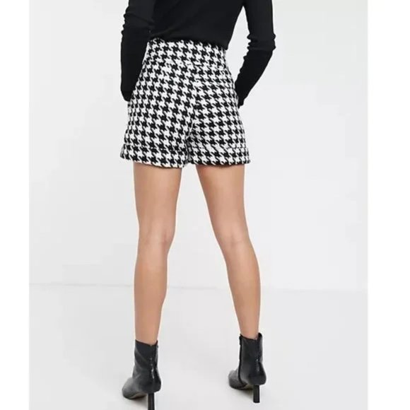 💥CHIC & SEXY💥Tweed, Leather & Buttons Shorts in Black/White Houndstooth
